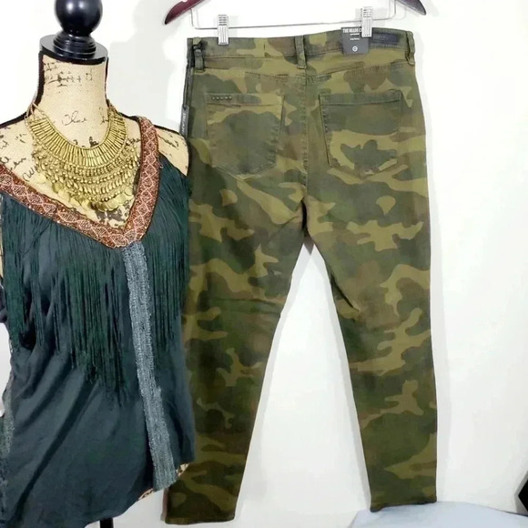 Revolve BLANK NYC Reade Camo Crop skinny jeans.  NWT - Picture 4 of 7